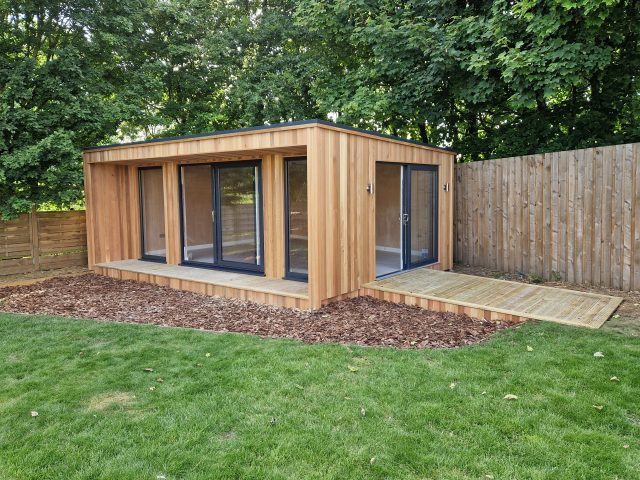 Spacious and airy garden summer room in red cedar and double glazing